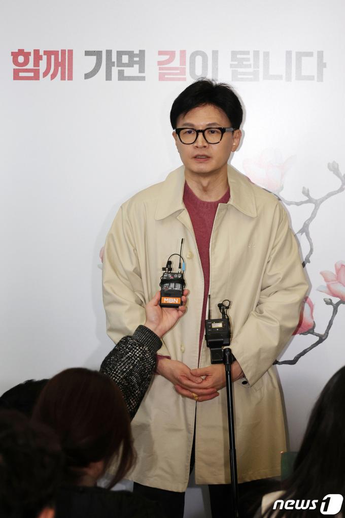 [사진] 한동훈 비대위원장, 휴일 출근길 질의응답