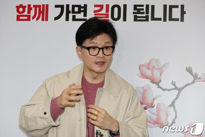 [사진] 질의응답하는 한동훈 비대위원장