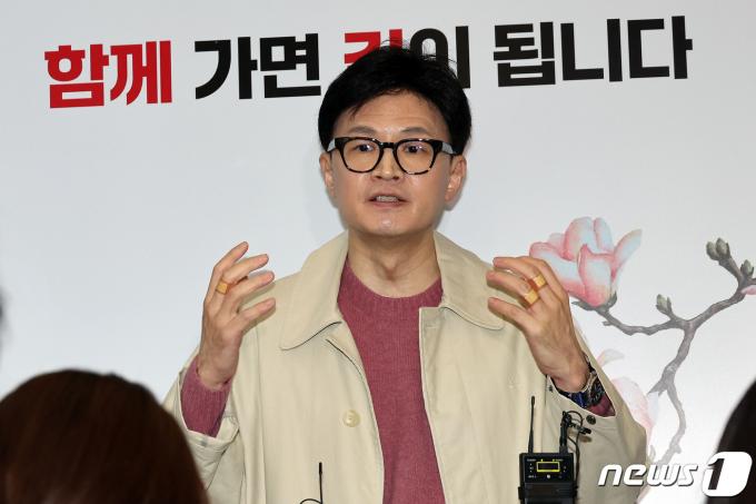 [사진] 취재진 질문에 답하는 한동훈 비대위원장