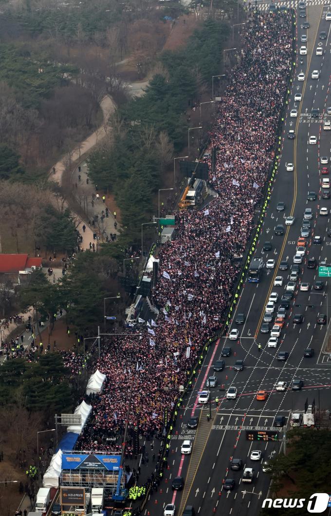 [사진] “의대 증원 결사반대” 의사 총궐기 여의도 운집
