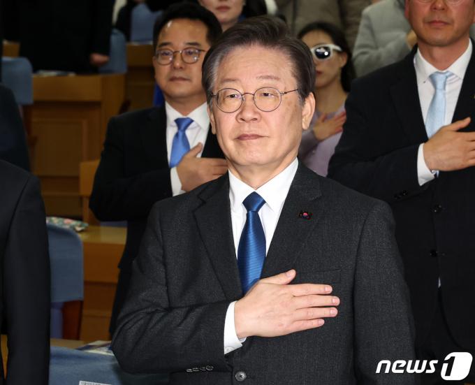 [사진] 이재명, 국기에 대한 경례