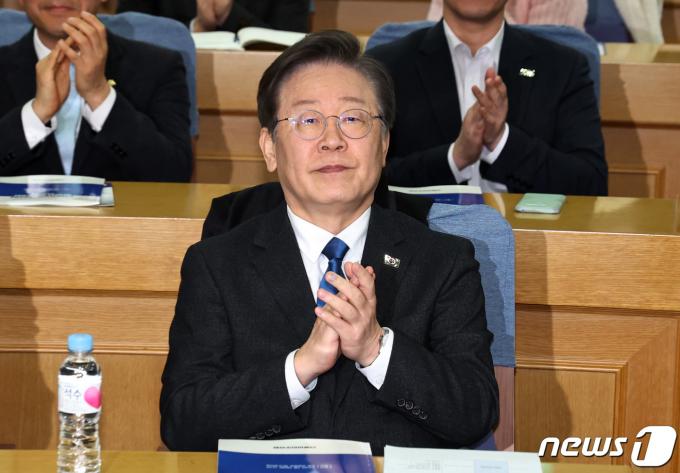 [사진] 손뼉치는 이재명 대표