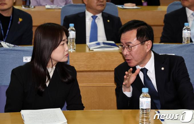 [사진] 창당대회 대화 나누는 백승아·윤영덕 공동대표