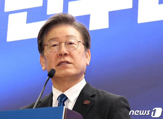 [사진] 위성정당 창당대회 축사하는 이재명 대표