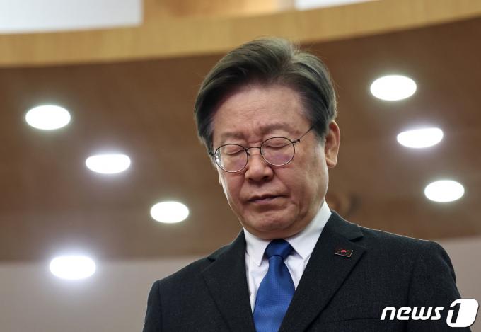 [사진] 이재명 대표 '묵념'