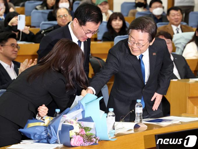 [사진] 악수하는 이재명·백승아
