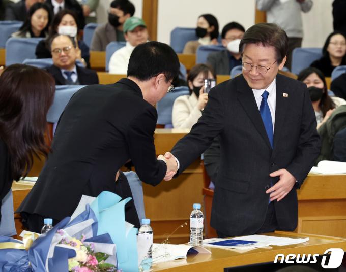 [사진] 악수하는 이재명·윤영덕