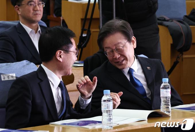 [사진] 대화하는 이재명·윤영덕