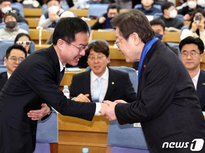 [사진] 인사 나누는 이재명·윤영덕