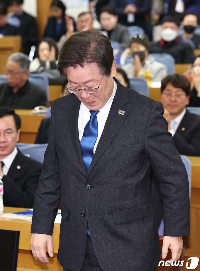 [사진] 단상 향하는 이재명 대표