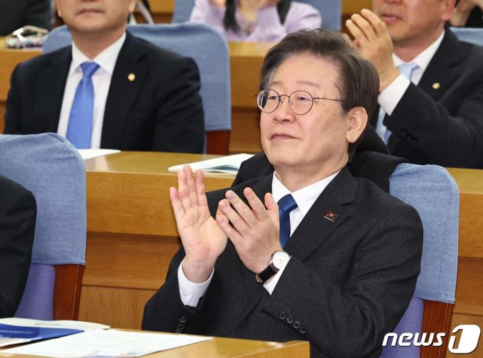 [사진] 손뼉치는 이재명