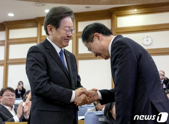 [사진] 악수하는 이재명·윤영덕 대표