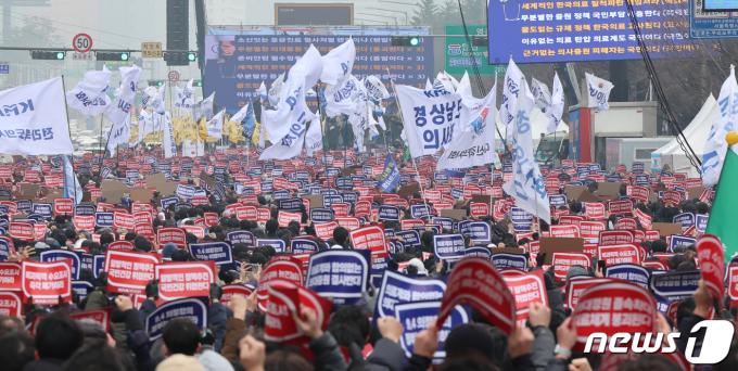 [사진] '정원 확대 반대' 의사들 여의도 총궐기