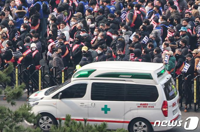 [사진] 의사 집회 지나는 응급차량