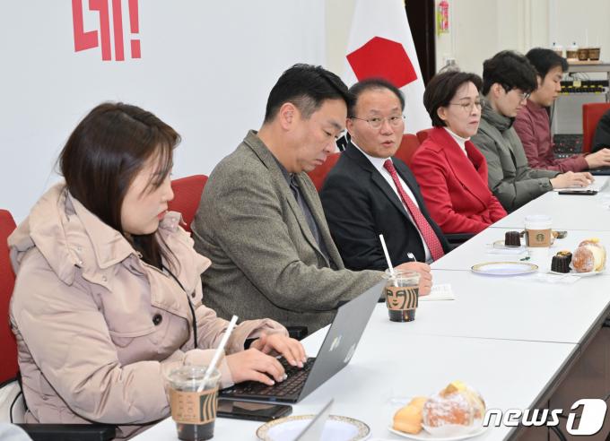 [사진] 윤재옥 원내대표, 휴일 기자간담회