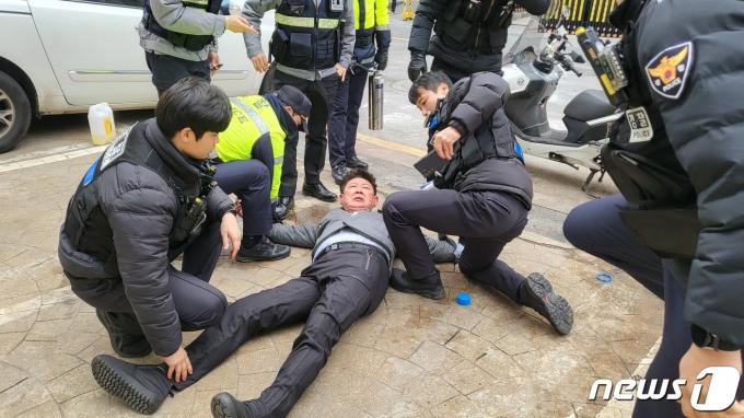 [사진] 국힘 공천 탈락한 장일, 당사 앞 이틀째 분신 시도
