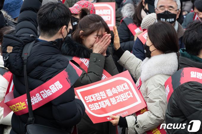 [사진] '의대 증원 저지 위한 눈물'