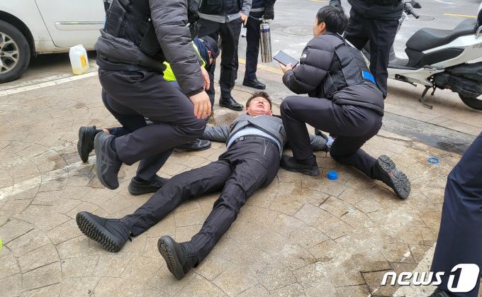 [사진] 국민의힘 공천 탈락자, 이틀 연속 분신 소동…현행범으로 체포