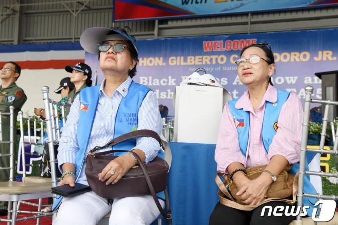 [사진] 한-필리핀 우정비행 관람하는 유가족들