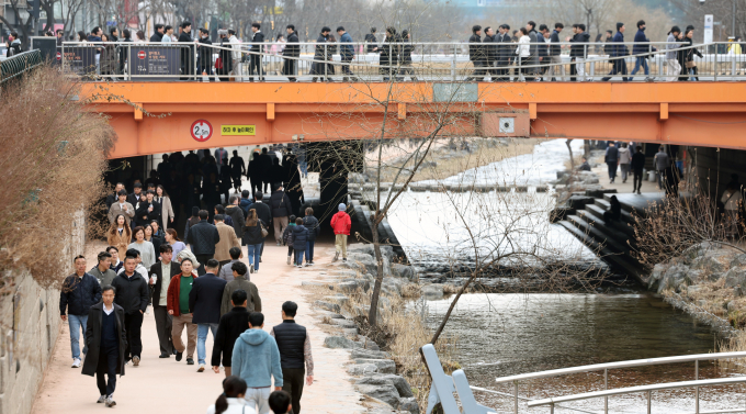 4일 월요일의 최고기온은 5~14도로 포근한 초봄 날씨를 보일 전망이다. 제주도와 전남, 경남 일부 지역에선 비가 내리는 곳이 있겠다./사진=뉴스1