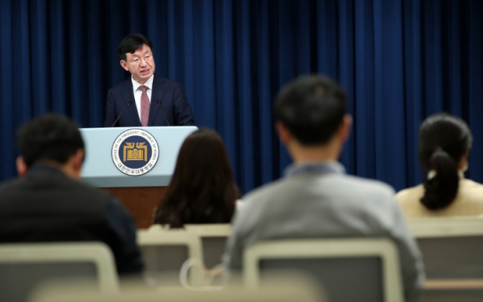 3일 성태윤 대통령실 정책실장이 미복귀 전공의들에게 단호하게 대응하겠다는 입장을 강조했다. 사진은 지난달 25일 용산 대통령실 청사에서 윤석열 대통령이 진행한 14차례의 민생토론회 관련 브리핑을 하고 있는 성 실장의 모습  /사진=뉴스1 