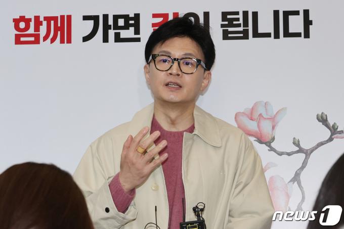 한동훈 국민의힘 비상대책위원장이 3일 오후 서울 여의도 당사에 들어서며 취재진의 질문에 답하고 있다. (공동취재) 2024.3.3/뉴스1 ⓒ News1 구윤성 기자