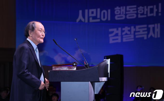 [사진] 인사말 하는 조정래