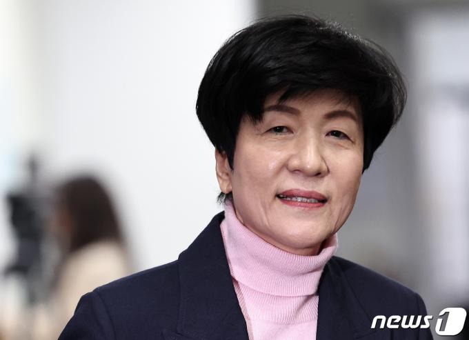 [사진] 기자회견 참석하는 김영주