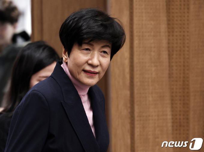 [사진] 회견장 들어서는 김영주 부의장