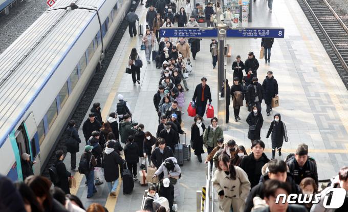 서울 중구 서울역에서 귀경객들이 분주히 이동하고 있다.(사진은 기사 내용과 무관함) / 뉴스1 ⓒ News1