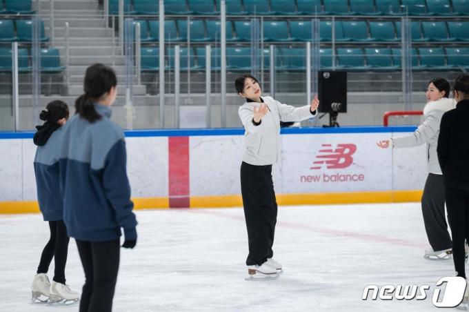 김연아가 3일 강원 강릉하키센터에서 열린 플레이윈터 피겨스케이팅 아카데미에서 선수들을 지도하고 있다. (올댓스포츠 제공)