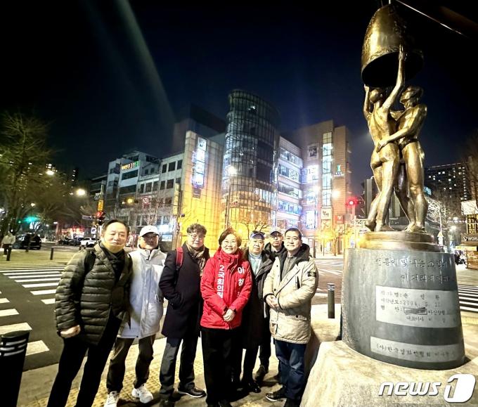 이혜훈 국민의힘 중·성동을 예비후보는 3일 명보극장 '대종상영화제기념조형물' 앞에서 한국영화인총연합회와의 만남을 가졌다.
