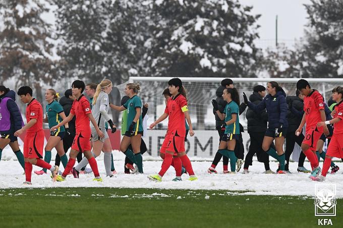 [사진] 역전패에 아쉬움 삼키는 U-20 여자 축구대표팀 선수들