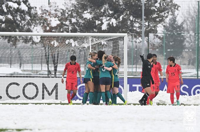 [사진] 아쉬움 삼키는 U-20 여자 축구대표팀 선수들