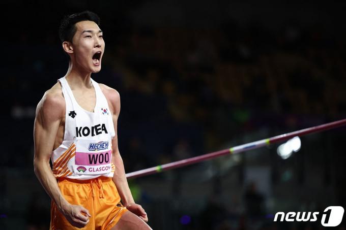 우상혁이 3일(한국시간) 영국 스코틀랜드 글래스고에서 열린 2024 세계실내육상선수권대회 남자 높이뛰기에서 3위에 올랐다. ⓒ AFP=뉴스1