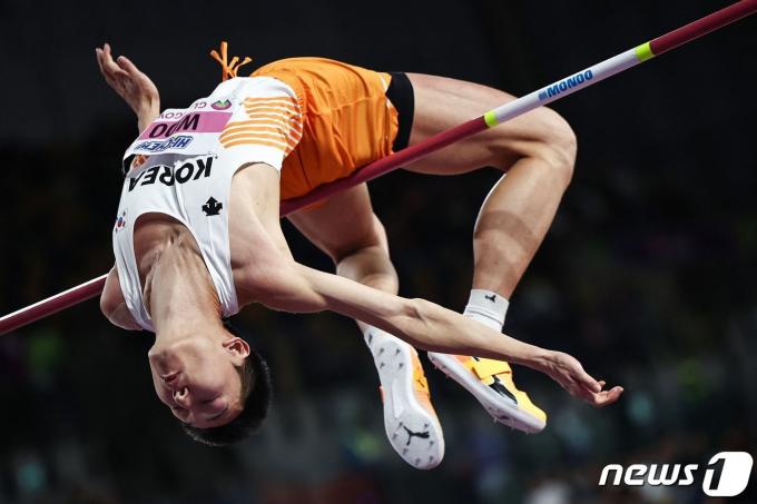 우상혁이 3일(한국시간) 영국 스코틀랜드 글래스고에서 열린 2024 세계실내육상선수권대회 남자 높이뛰기에서 3위에 올랐다. ⓒ AFP=뉴스1