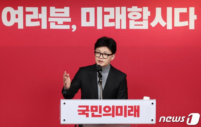 한동훈 국민의힘 비상대책위원장이 서울 여의도 국민의힘 중앙당사에서 열린 국민의미래 중앙당 창당대회에서 축사하고 있다. (공동취재) 2024.2.23/뉴스1 ⓒ News1 송원영 기자