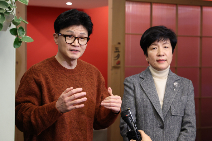4일 더불어민주당을 탈당한 김영주 국회부의장이 국민의힘에 입당한다. 사진은 한 위원장과 김 부의장이 지난 1일 서울 종로구의 한식당에서 회동을 마친 후 취재진의 질의에 답변하는 모습. /사진=뉴스1