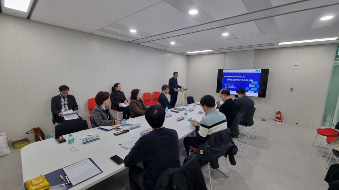 경기도소속 공무원과 외부 전문가들이 28일 경기도청에서 농어민 기회소득 도입과 관련해 회의를 하고 있다.  / 사진제공=경기도