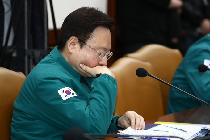 정부가 미복귀 전공의에 대한 정부의 대응원칙에 변함이 없으며 4일부터 미복귀 전공의 확인을 위해 현장점검을 실시한다. 조규홍 보건복지부장관이 지난 3일 오후 서울 종로구 정부서울청사에서 열린 의사 집단행동 대응 중앙재난안전대책본부 회의에 참석했다. /사진=뉴스1