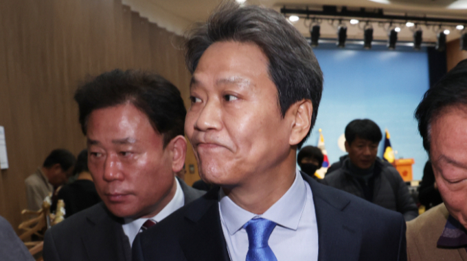 더불어민주당 임종석 전 대통령 비서실장이 당의 공천배제 결정에 대한 수용 의사를 밝히면서 당에 잔류할 것을 선택했다. 사진은 임종석 전 실장이 28일 서울 여의도에서 열린 더불어민주당 공천 관련 기자회견을 마치고 나서는 모습. /사진=뉴스1
