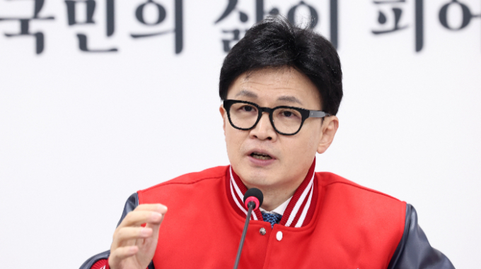 한동훈 국민의힘 비상대책위원장이 더불어민주당 잔류를 결정한 임종석 전 대통령비서실장에 대해 "이재명 대표가 유지되기 어려우니 그때를 노리나"고 목소리를 높였다. 사진은 한동훈 국민의힘 비상대책위원장이 4일 오전 서울 여의도에서 열린 비대위원회의에서 모두발언을 하는 모습. /사진=뉴스1