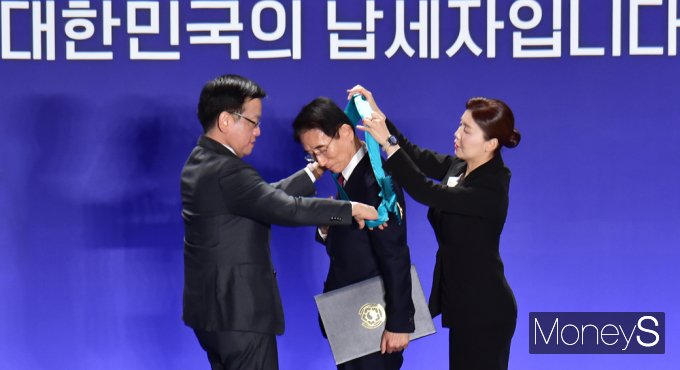 [머니S포토] 제58회 납세자의날, (주)동서 '금탑산업훈장' 수훈