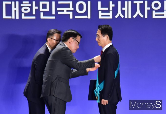 [머니S포토] 제58회 납세자의날, (주)동서 '금탑산업훈장' 수훈
