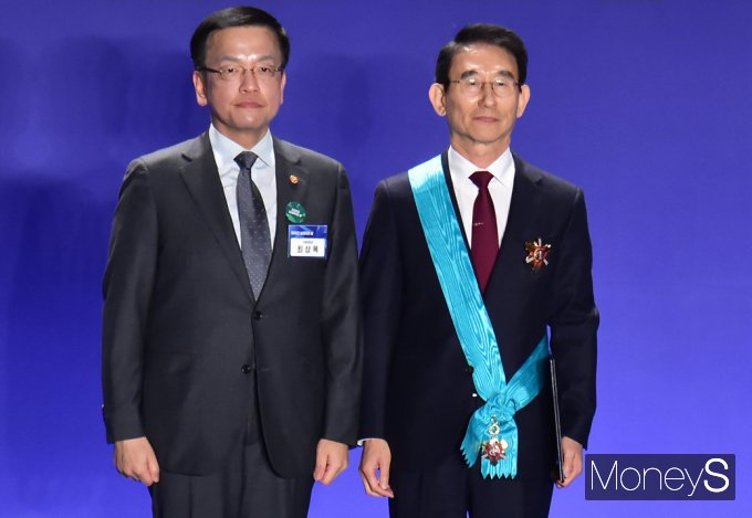 [머니S포토] 제58회 납세자의날, (주)동서 '금탑산업훈장' 수훈