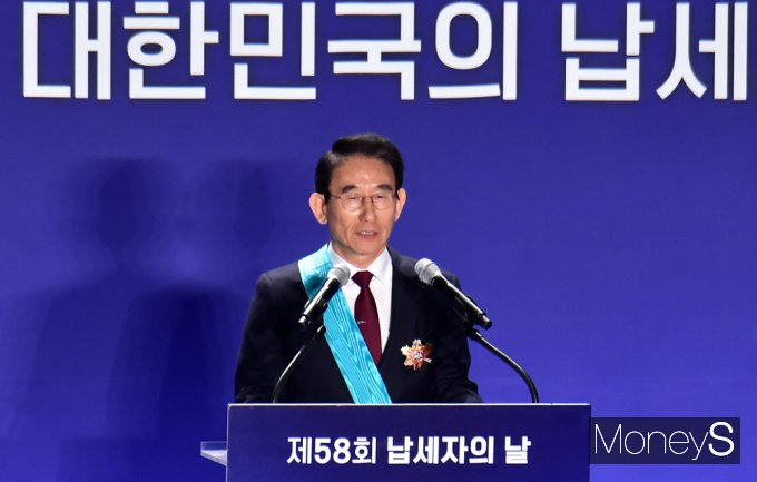 ▲ 수상자를 대표해 기념사 전하는 (주)동서 김종원 대표