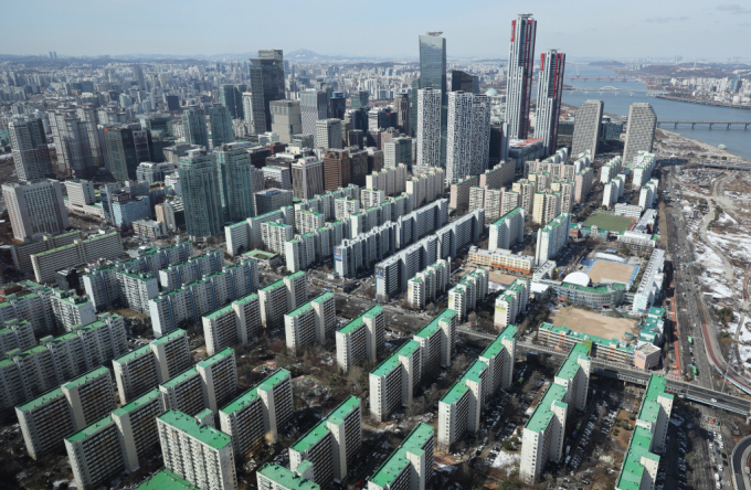  서울시가 올해와 내년 시내 아파트 입주 예정 정보를 누리집에 공개한다. 내년까지 총 8만6000가구가 공급될 것으로 예상된다. 시는 시장 안정화를 위해 지속적인 주택정보를 제공할 전망이다./사진=뉴스1