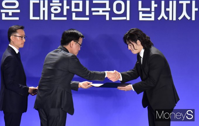 [머니S포토] 배우 강하늘·신혜선, 모범납세자로 대통령 표창