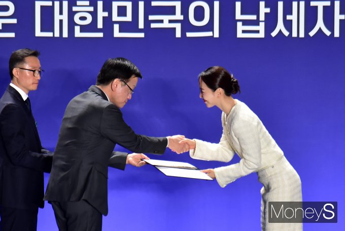 [머니S포토] 배우 강하늘·신혜선, 모범납세자로 대통령 표창