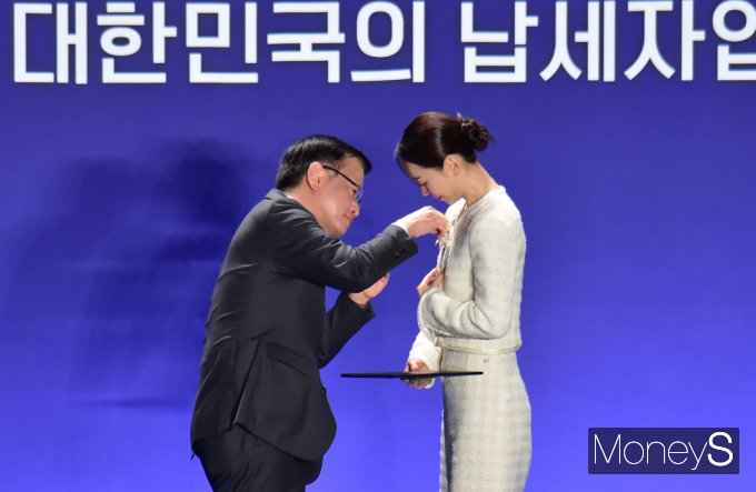 ▲제58회 납세자의날, 배우 신혜선 대통령 표창